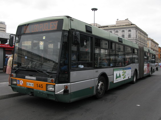 Pozoruhodný kloubový autobus BredaMenariniBus je nejstarším provozním zástupcem kloubových vozidel v Øímì. Klouby jsou ale oproti standardním vozùm ve výrazné menšinì.