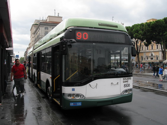Na trolejbusové lince 90X jezdí již od roku 2005 kloubové Solarisy s výzbrojí z plzeòské Škody. Pùvodnì fungovala také linka 90, pozdìji ale zùstala jen její zrychlená varianta (oznaèení na trolejbusech støídá èíslo 90 s nápisem Express).