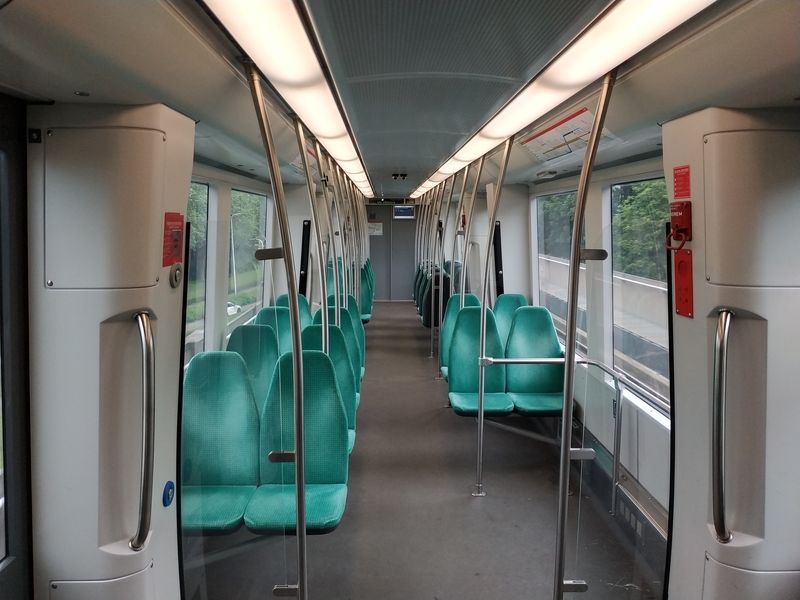 Interiér souprav metra upøednostòuje pohodlí pøed kapacitou. Zvláš�  v dlouhých pøímìstských úsecích to cestující jistì ocení.
