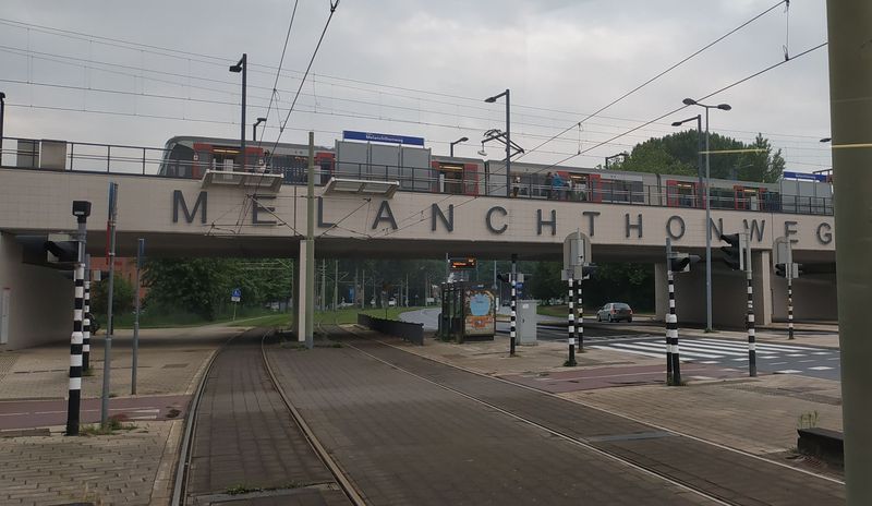 Stanice metra E Melanchthonweg s patøiènì výrazným názvem, pod kterou projíždí tramvajová linka 25 do severní obytné ètvrti Schiebroek. Linka E pokraèuje až do sousedního mìsta Haag.