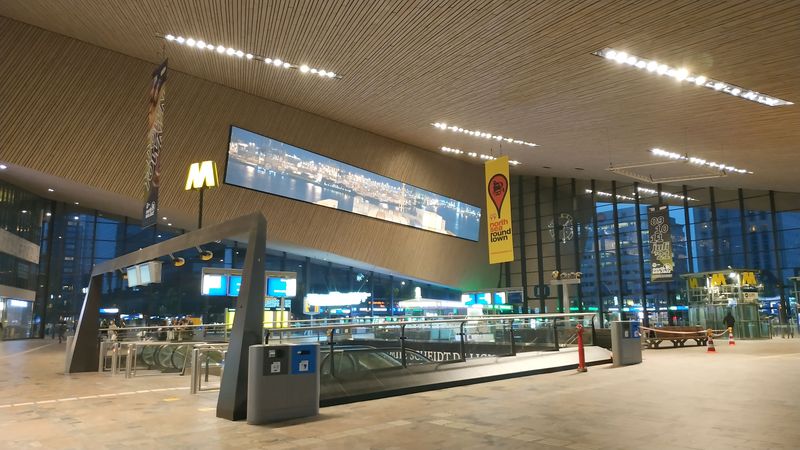Interiér nového hlavního nádraží v centru Rotterdamu, kde mùžete pøestoupit na linky metra D a E a také na nìkolik tramvajových linek. Vedle vlakového nádraží je i menší nádraží autobusové.