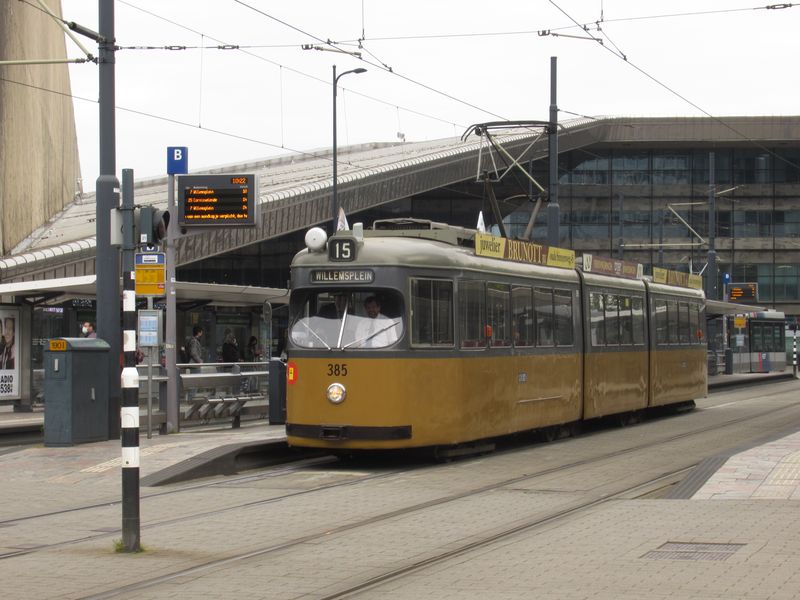 Historická tramvaj Düwag z roku 1964 na turistické lince 15. Na bìžných linkách už od roku 2012 potkáte pouze nové nízkopodlažní tramvaje Alstom Citadis.