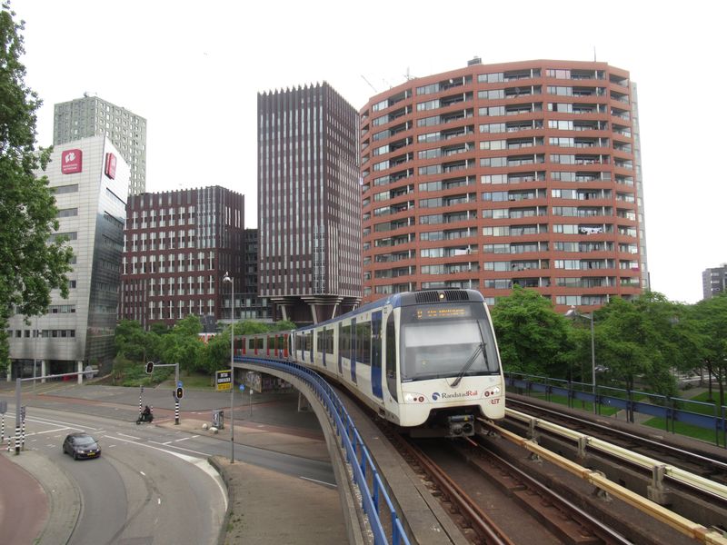 Linky metra D a E jsou pod centrem vedeny v tunelu, zde u stanice Hillelaan se vynoøují nad povrch. Linka D pokraèuje dál na jihozápad do pøedmìstí, kde se spojuje s linkou C. Mezimìstská linka E z Haagu vedená soubìžnì s déèkem za pár stanic svou jízdu konèí. Na tìchto linkách mùžete potkat soupravy v barvách RandstadtRail.