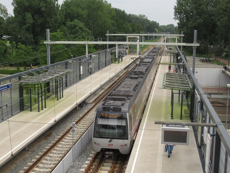 Tady vedou linky metra A a B soubìžnì s pøíležitostnou nákladní dopravou. Ze ètvrti Schiedam bylo metro po této trati prodlouženo smìrem do pøímoøského letoviska Hoek Van Holland v roce 2019.