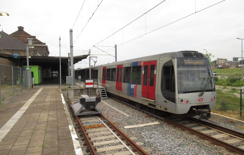 Západní koneèná stanice metra B Hoek Van Holland využívá èásteènì pùvodní nádražní budovu. Tento úsek používající pùvodní železnici byl pro metro zprovoznìn v roce 2019 a jezdí se sem v intervalu 10-20 minut.