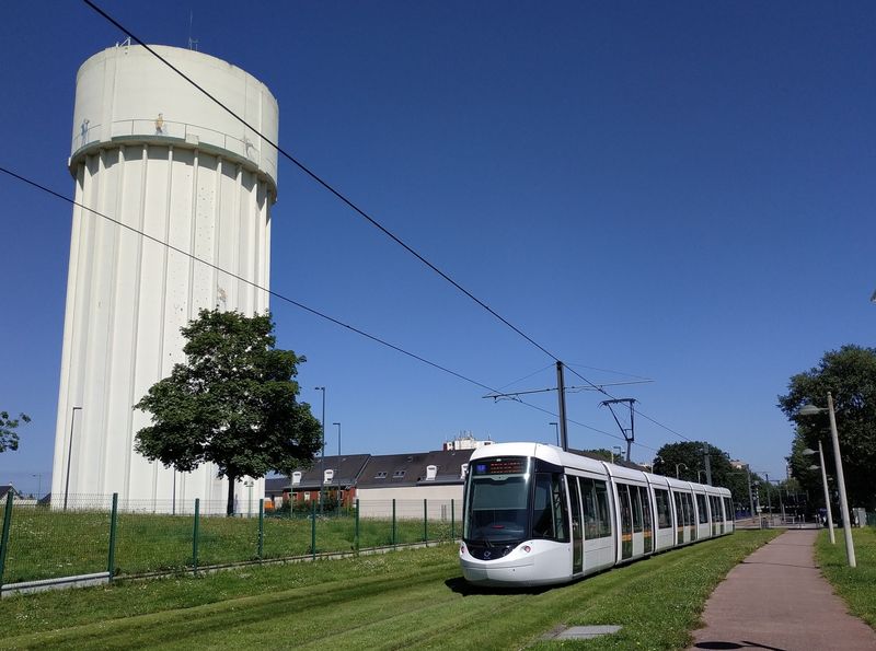 Nejnovìjším úsekem tramvajové sítì z roku 1997 míøí tramvaje do koneèné zastávky Technopole poblíž zdejšího výstavištì. Celkem má zdejší sí� cca 15 km.