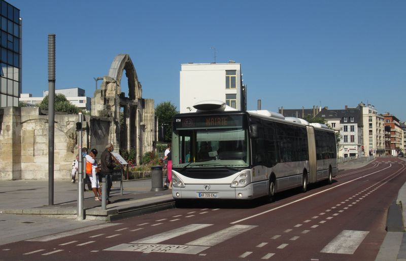 Severojižní tramvajovou trasu køíží v centru východozápadní autobusový koridor pro páteøní linky TEOR T1-T3. Tyto linky fungují od roku 2001 a souhrnný interval ve špièce je jen nìco pøes minutu. V zastávkách je umožnìno optické navádìní speciálnì vybavených kloubových autobusù. Citelisy z roku 2006 tu jezdí v poètu 28 kusù.