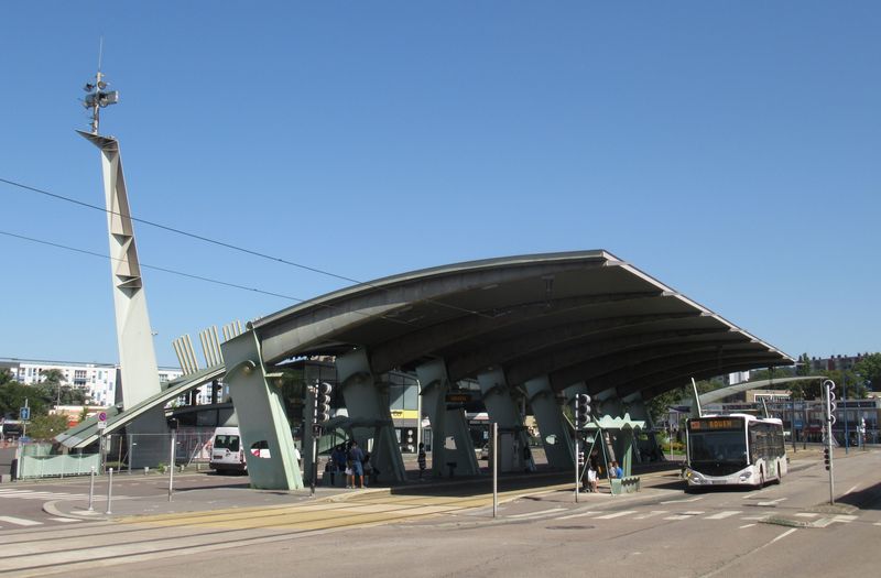 Velkorysý dopravní terminál Hotel de Ville de Sotteville, kde se potkávají tramvaje s autobusy vèetnì páteøní linky F3, která je souèástí sítì FAST. Jedná se o doplòkové linky s krátkým intervalem tam, kam nejezdí ani tramvaje, ani metrobusy TEOR.
