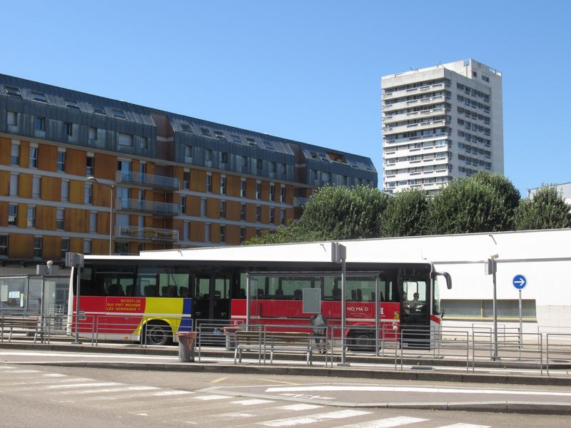 Terminál pøímìstských autobusù je v centru hned vedle centrální pøestupní zastávky Théatre des Arts. Autobusy jsou obleèeny do èerveného nátìru regionu Normandie, jehož je Rouen hlavním mìstem.
