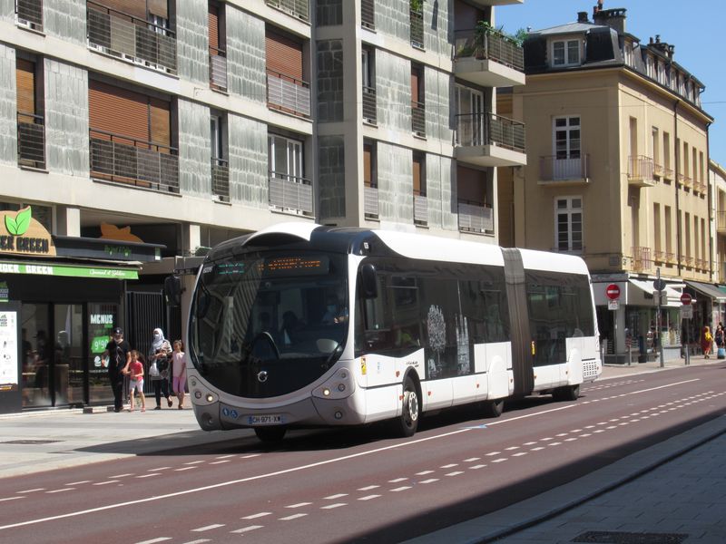 A ještì jeden pohled na futuristický Irisbus Crealis Neo, kterých tu od roku 2012 jezdí 38. Celkem je pro páteøní linky k dispozici cca 80 kloubových vozidel s pohonem na bioplyn.