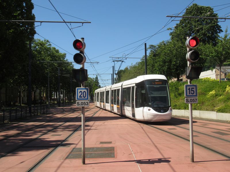 Na severu jsou obì tramvajové linky ukonèeny povrchovou zastávkou Boulingrin poté, co se tramvajová stopa vynoøí z tunelu pod centrem mìsta. Hlavní nádraží je odtud vzdálené dvì zastávky.