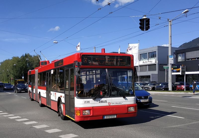 Tìchto nejstarších èásteènì nízkopodlažních trolejbusù Gräf-Stift jezdí v Salcburku už jen 7. Byly vyrábìny v 90. letech, tento vùz je z roku 1995. Spolu s dodávkou dalších nových trolejbusù v roce 2021 by mìly být tyto poslední kusy vyøazeny.