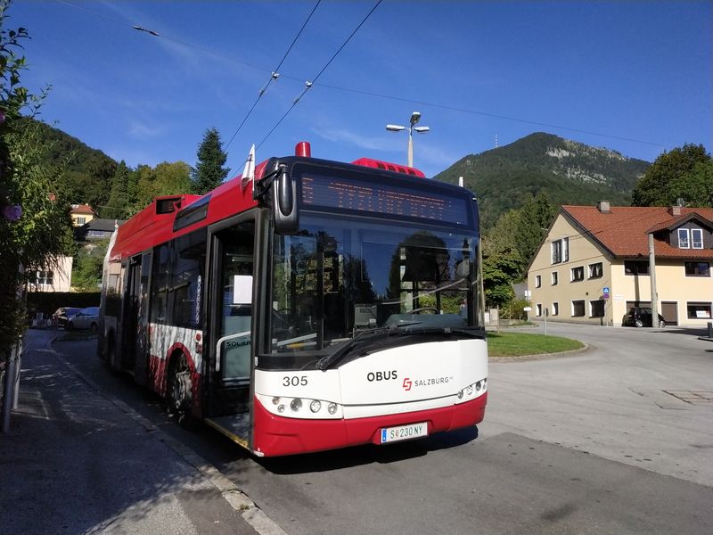 Jeden z prvních trolejbusù Solaris na malebné koneèné linky 6 ve vilové ètvrti Parsch na východì mìsta. Mezi tìmito Solarisy jsou i 4 vozy s karoserií druhé generace z let 2004-5, které byly odkoupeny ze švýcarského La Chaux de Fonds, kde se s trolejbusovým provozem již rozlouèili.