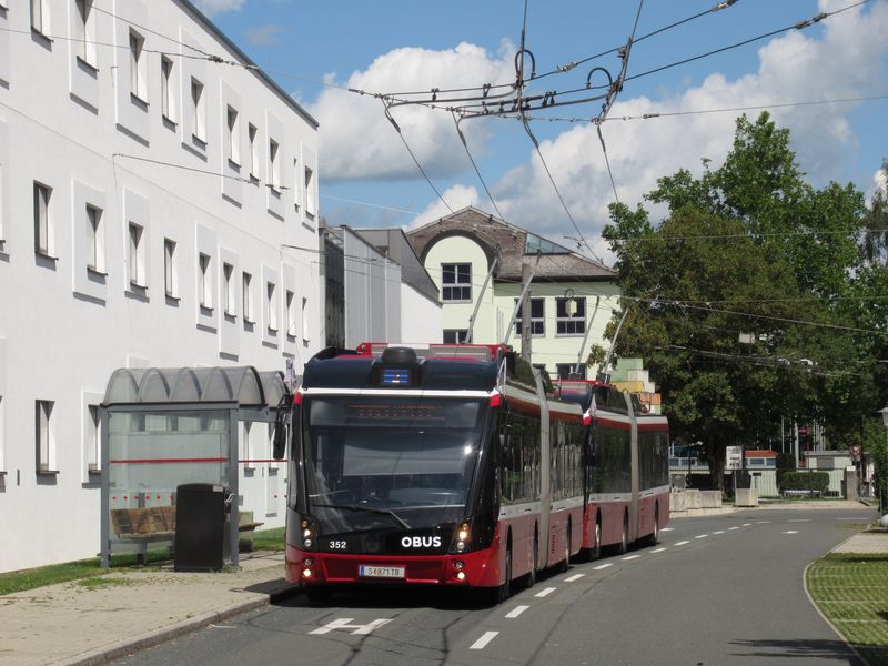 Trolejbusy Metrostyle na koneèné linek 2 a 10 na pøedmìstí Walserfeld poblíž místních kasáren již za hranicemi Salcburku. Dále smìrem do pøedmìstí Wals na samých hranicích s Nìmeckem už jen pìšky nebo místními mikrobusy.