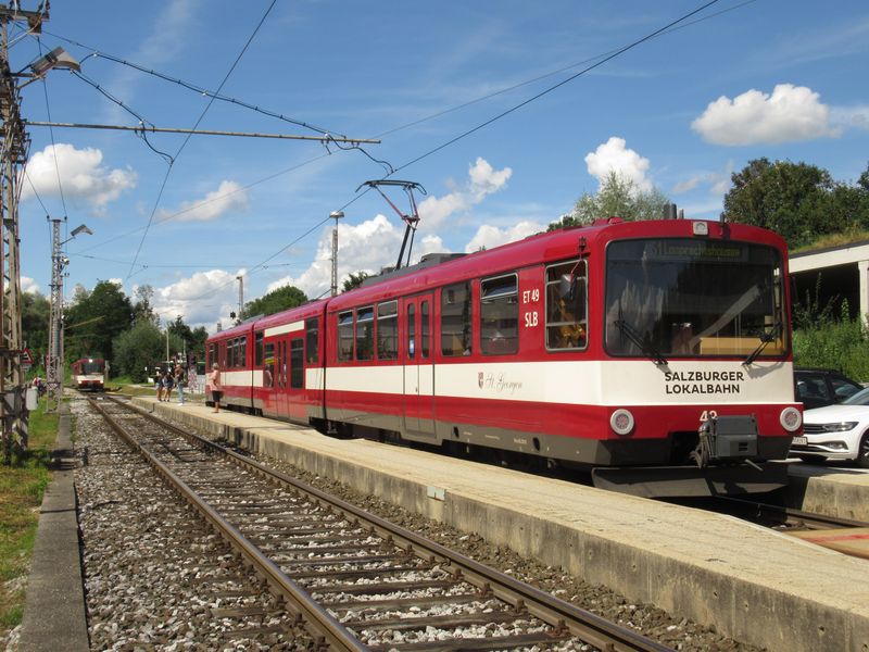 A zde již linka S1 na denním svìtle v poslední stanici na území Salcburku (Bergheim). Zde také navazuje mìstská autobusová linka 21. Skoro u každé stanice této dráhy najdete malé záchytné parkovištì.