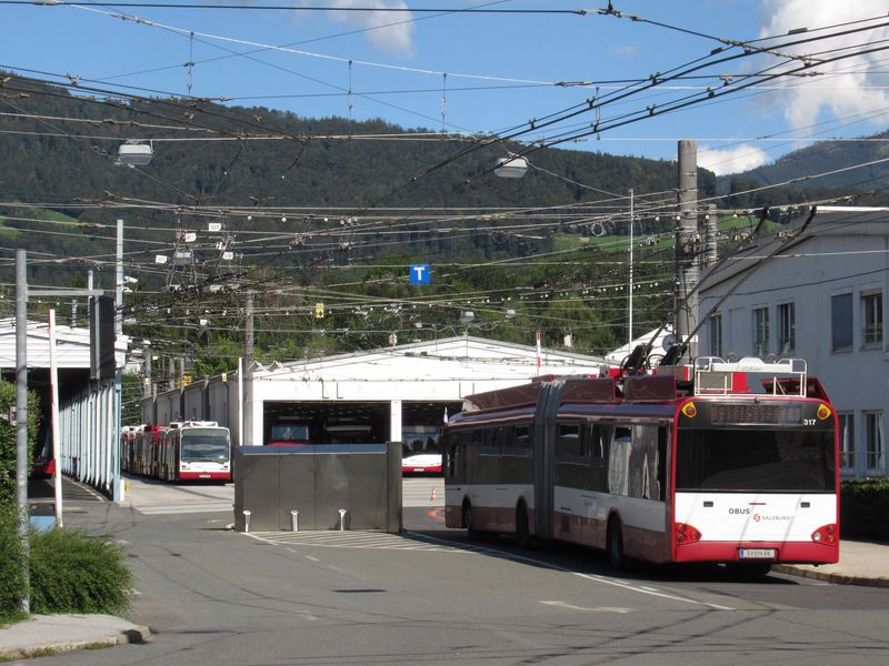 Trolejbusovou vozovnu najdete na jihu mìsta poblíž zastávky Polizeidirektion. Na této trati vedené podél øeky Salzach jezdí trolejbusy v jejím nejsilnìjším úseku i každé 2-3 minuty.