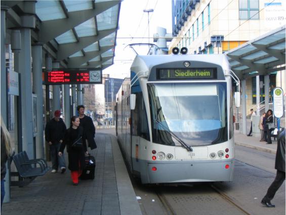 tramvaj v centrální zastávce u hlavního nádraží