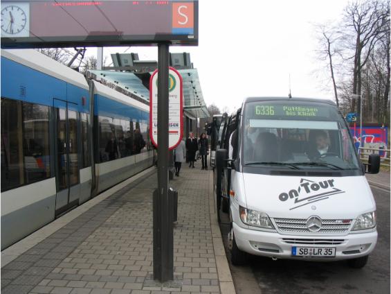 Mikrobus navazuje na tramvaj. Pøi pøestupování se tu cestující moc nenachodí.