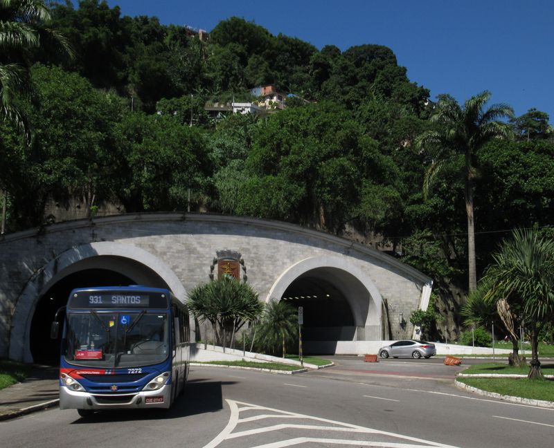 Zkratkou mezi moderní jižní a historickou severní èástí Santosu je tento tunel pod horou Monte Serrat, který využívají také nìkteré linky MHD i dálkové autobusy, zastavující na centrálním autobusovém terminálu hned vedle.