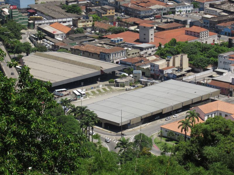 Pohled z hory Monte Serrat na autobusové nádraží v centru starého Santosu, Autobusy nìkolika spoleèností odtud jezdí do Sao Paula každou chvíli. Vìtšinou nabírají cestující také v obydlenìjší nové jižní èásti ostrova.