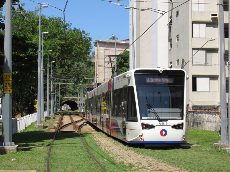 Od roku 2015 protíná ostrov Santos od východu na západ tramvajová linka, zde jí øíkají VLT a spojuje srostlá mìsta Santos a Sao Vicente. V tomto úseku vede tramvaj dokonce chvíli v tunelu, obývaném bezdomovci.