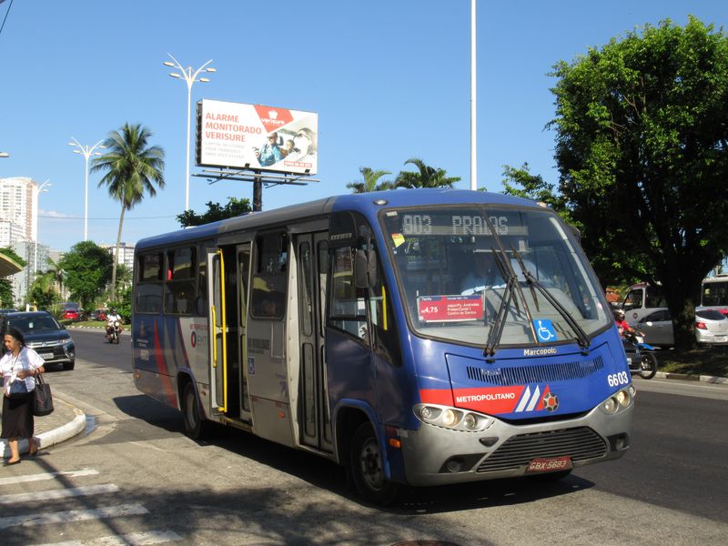 Minibus regionálního dopravce EMTU na hlavní tøídì vedené podél dlouhé pláže ostrova. Tato páteøní silnice bývá ve špièkách ucpaná, paralelnì naštìstí vede také tramvaj.