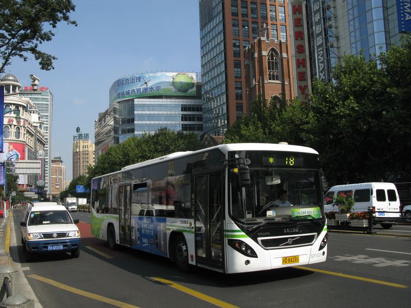 Jeden z nejnovějších městských autobusů. V Šanghaji sází nejen na čínské výrobce, ale i na osvědčené evropské firmy. V Šanghaji a okolí funguje kolem 1000 autobusových linek.