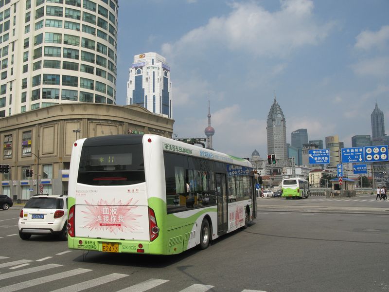A zde již vozidlo elektrobusu míří směrem k nábřeží řeky Huangpu. Odtud vede silnice také do jednoho ze silničních tunelů po řekou, které spojují historické centrum s moderní mrakodrapovou čtvrtí Lujiazui, kde se nachází všechny nejvyšší budovy Šanghaje.