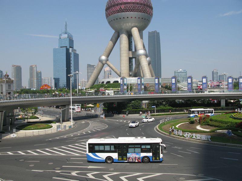 Na pravém břehu řeky Huangpu roste od 90. let finanční a obchodní čtvrť plná mrakodrapů, najdete tu i nejvyšší budovu Číny a druhou nejvyšší budovu světa – Shanghai Tower, ze které se můžete kochat výhledem na celé město z výšky přes 550 metrů. V této části města zvané Pudong jezdí převážně modrobílé autobusy jednoho ze dvou městských dopravců.
