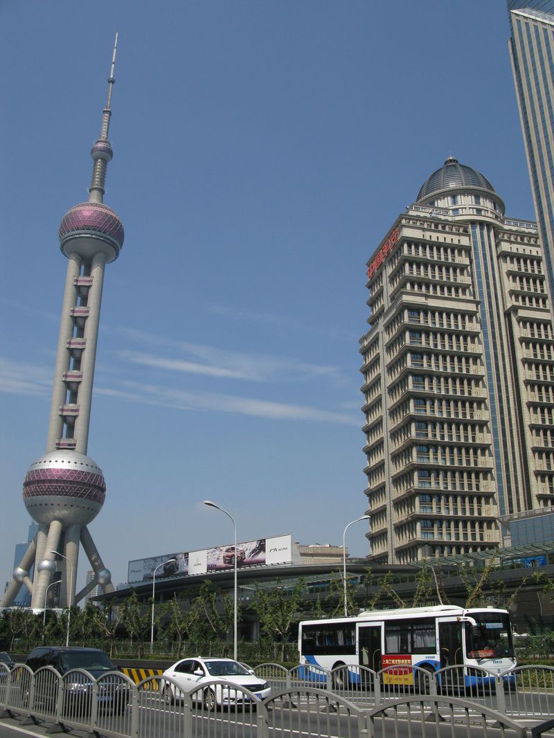 Televizní věž stojí v Šanghaji od roku 1994. Od té doby jí přerostlo několik dalších budova, naposledy nejvyšší Shanghai Tower v roce 2014 vysoká 632 metrů. V této části města je páteří dopravy zelená linka metra č. 2. Metro doplňují autobusy využívající také některý z tunelů pod řekou Huangpu.