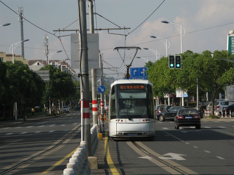 Provoz tramvaje a automobilů v jedné jízdní dráze je tu překvapivě harmonický – byla-li by takto tramvaj vedena blíže věčně ucpanému centru, musela by se tramvaj od aut oddělit, jinak by nikam nedojela.