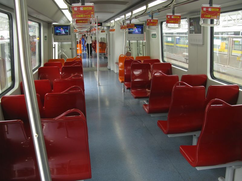 Příměstská souprava metra pro linku 16 má na rozdíl od městských linek příčné uspořádání sedaček a souprava je pouze třívozová. Linka 16 byla zprovozněna v roce 2013. Je dlouhá 59 km a má 13 stanic.