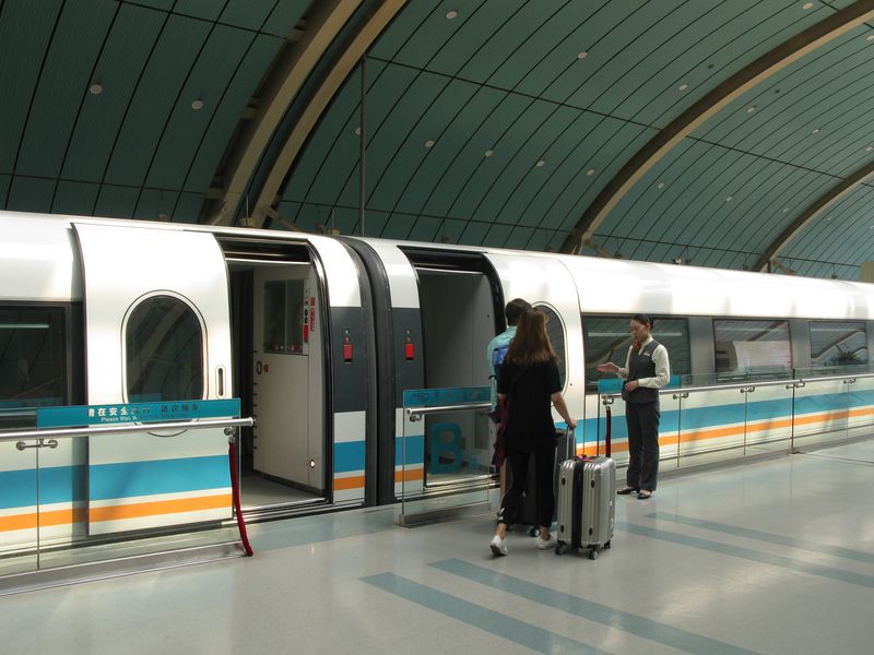 Na největší šanghajské letiště Pudong jihovýchodně od města vede kromě linky metra č. 2 také tento nejrychlejší vlak na světě – Maglev Transrapid, který sem dodalo konsorcium firem Siemens a AdTranz. Dvě pětivozové, 150 metrů dlouhé soupravy, urazí vzdálenost 30 km za necelých 8 minut. Dráha má dvě stanice – Longyang Road a letiště Pudong.
