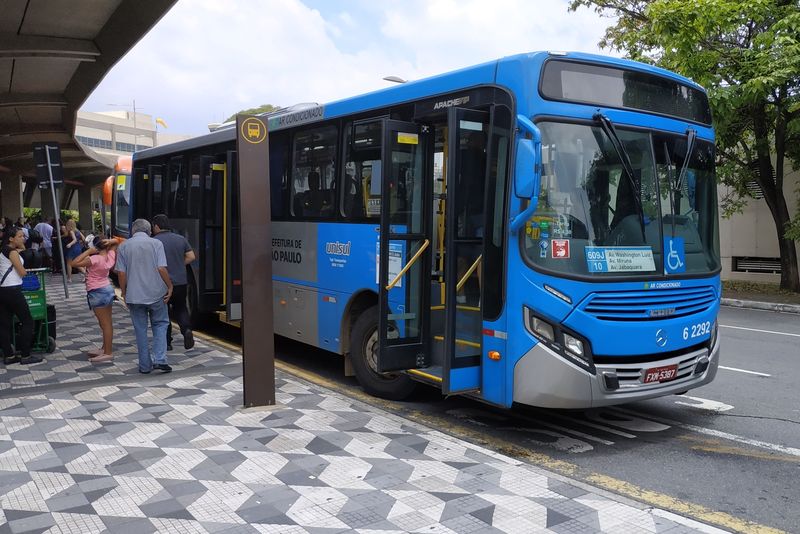 Z vnitrostátního letištì Congonhas se zatím lze dostat jen autobusem, už se sem ale staví nová linka monorailu è. 17. Autobus z tohoto menšího, ale centru mnohem bližšího letištì jezdí k modré lince metra è. 1.