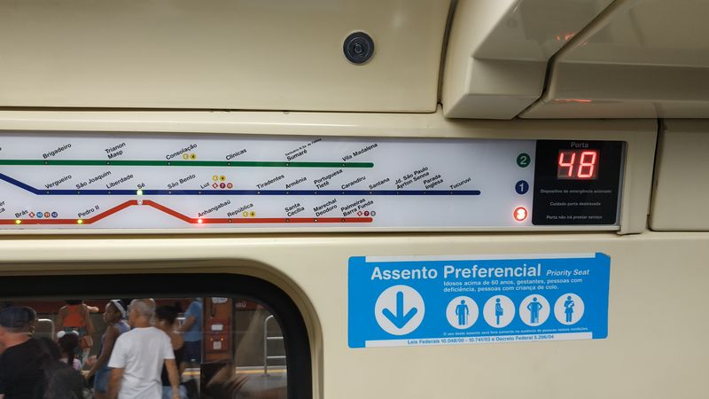 Novìjší soupravy metra nabízejí elektronické informace o aktuální stanici a smìru vèetnì digitálního displeje na èíslo dveøí. Na schématu jsou tøi nejstarší linky – 1, 2 a 3.