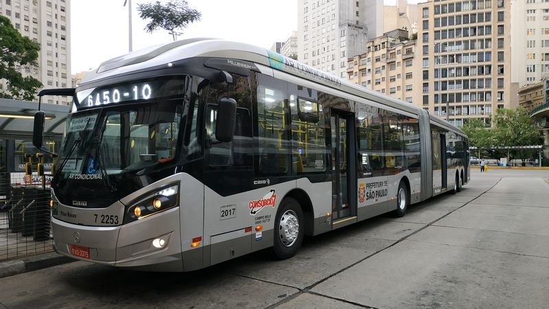 Jeden z nejnovìjších kapacitních 21metrových autobusù Mercedes-Benz Caio z roku 2017, které vycházejí z modelu CapaCity, akorát s brazilskou karoserií. Terminál Bandeira se nachází pøímo v centru Sao Paula.