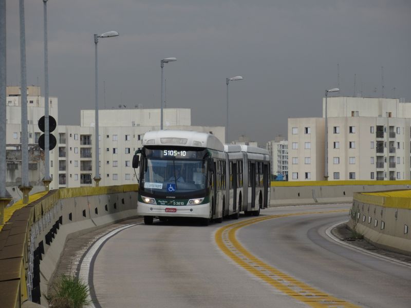 Jeden z deseti dvoukloubových autobusù jezdících ve špièkách na lince 5105 v rámci BRT koridoru „Expresso Tiradentes“, který vede po nadzemní estakádì jižnì od centra Sao Paula. Spolu s touto linkou vede koridorem také linka 5110, která pak pokraèuje na jihovýchod mimo vyhrazený koridor.