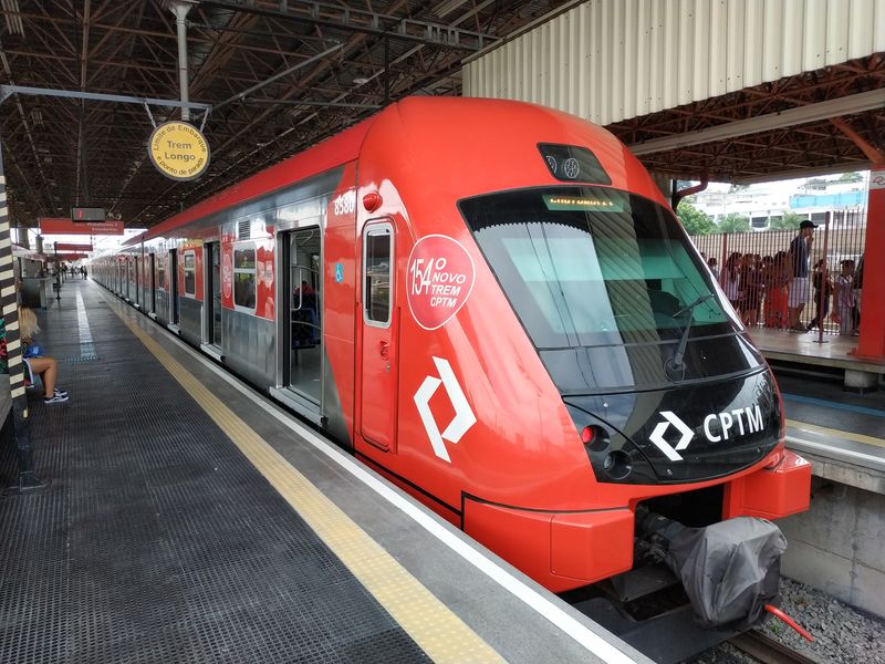 Jedna z nových osmivozových elektrických jednotek CAF pro pøímìstskou železnici v okolí Sao Paula. Jednotky CAF byly dodávány v letech 2009-2017. Zdejší rozsáhlá sí� má pøes 260 km a zasahuje daleko do rozlehlé aglomerace. Oproti Rio de Janeiru se zde èlovìk i v okrajových ètvrtích cítí mnohem bezpeènìji.
