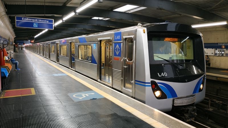 Jeden z mnoha typù („L“) rekonstruovaného pùvodního brazilského metra na nejstarší modré lince 1. Metro v Sao Paulu se vyznaèuje perfektní èistotou jak vozù, tak stanic. Tento typ byl renovován Alstomem.
