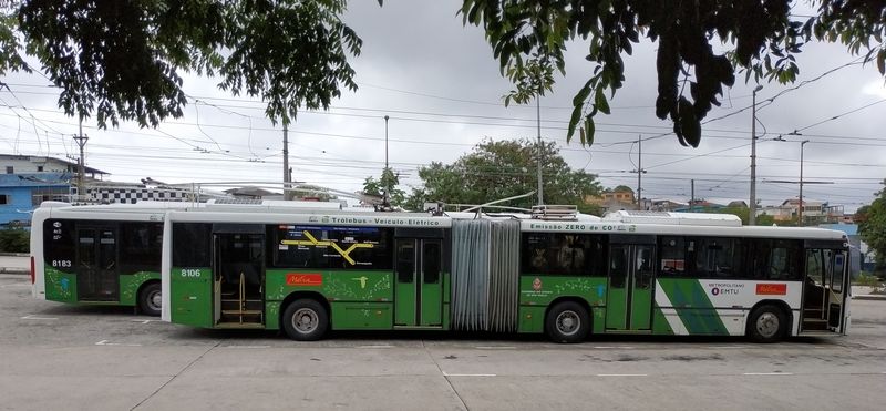 Starší kloubové trolejbusy Marcopolo odpoèívají poblíž koneèné Sao Mateus na severovýchodì pøímìstské trolejbusové stì. Z cca 80 trolejbusù je cca 35 kloubových.