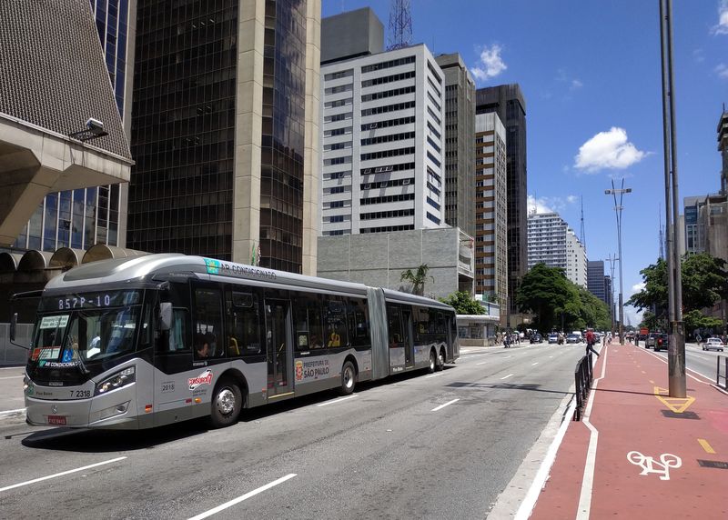 Nejznámìjší saopaulská avenida Paulista má novì uprostøed cyklostezku, je lemována luxusními výškovými budovami a je cílem davù turistù. Pod ní vede také zelená linka metra è. 2.
