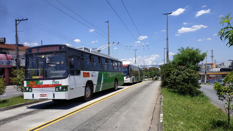 Nejstarší zástupce pøímìstských trolejbusù z poèátku provozu této sítì v roce 1988 míøí spolu s nejnovìjším typem kloubových vozù po vyhrazeném koridoru na severozápadní koneènou Jabaquara, kde je návaznost na linku metra è. 1 do Sao Paula.