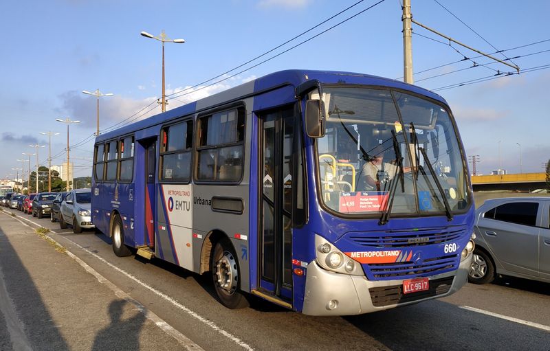 V okolí Sao Paula jezdí pøevážnì tyto modré státní autobusy EMTU, které tato organizace také tendruje mezi jednotlivými dopravci. Èím dál od centra, tím rùznorodìjší je vozový park autobusù veøejné dopravy.