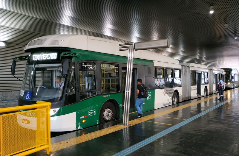 Jihozápadní koneèná „Sacoma“ autobusového koridoru „Expresso Tiradentes“, kde ve špièkách pomáhají tyto dvoukloubové autobusy, jinak tu jezdí jen dvouèlánkové, ale tøínápravové s délkou 21 metrù.