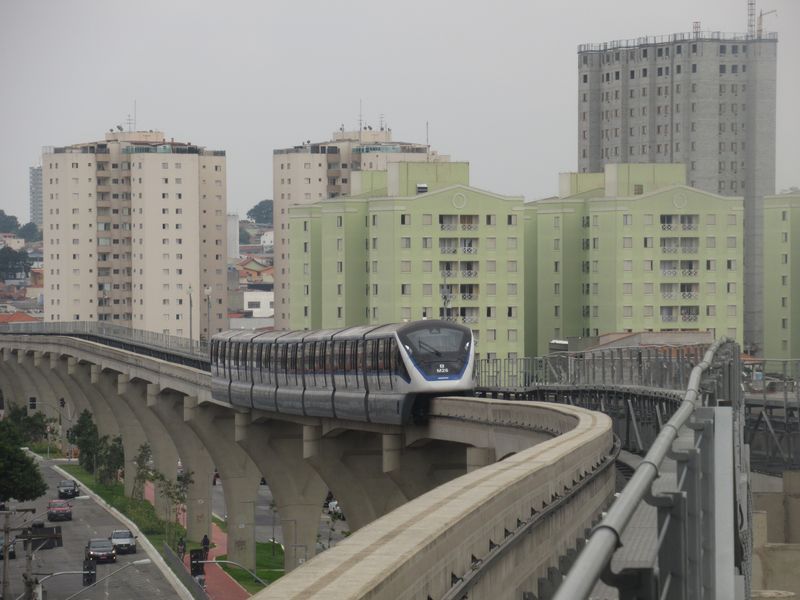 Nadzemní estakáda pro monorailovou linku 15 je vedena nad ulicí, po které jezdí soubìžná metrobusová linka 5110. Možná i proto je využití této kolejové linky pomìrnì nízké.