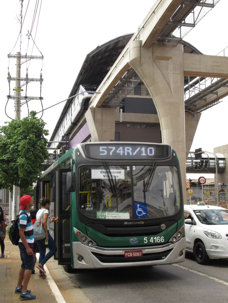 Jeden ze soubìžných autobusù vedených pod estakádou monorailové linky è. 15. Po jejím prodloužení východním smìrem do terminálu Sao Mateus bude snad èást tìchto autobusù zkrácena.