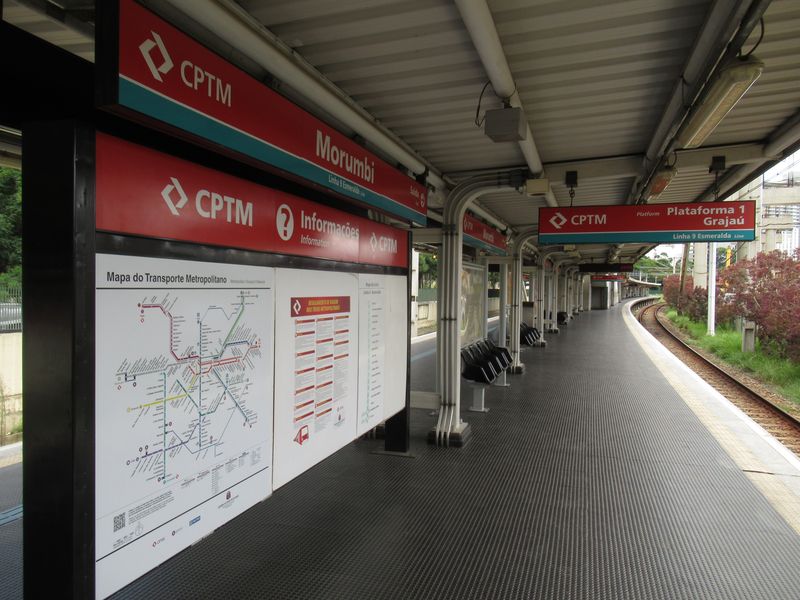Typická podoba nástupištì stanice pøímìstské železnice CPTM. Vlaky se tu velmi podobají metru i svým intervalem – ve špièkách jezdí každých 3-6 minut.