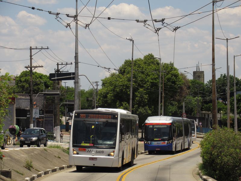 Na trolejbusové síti EMTU pomáhají trolejbusùm také tyto patnáctimetrové a kloubové autobusy. Jezdí na stejných linkách jako trolejbusy a využívají také vyhrazené koridory pro tyto linky.
