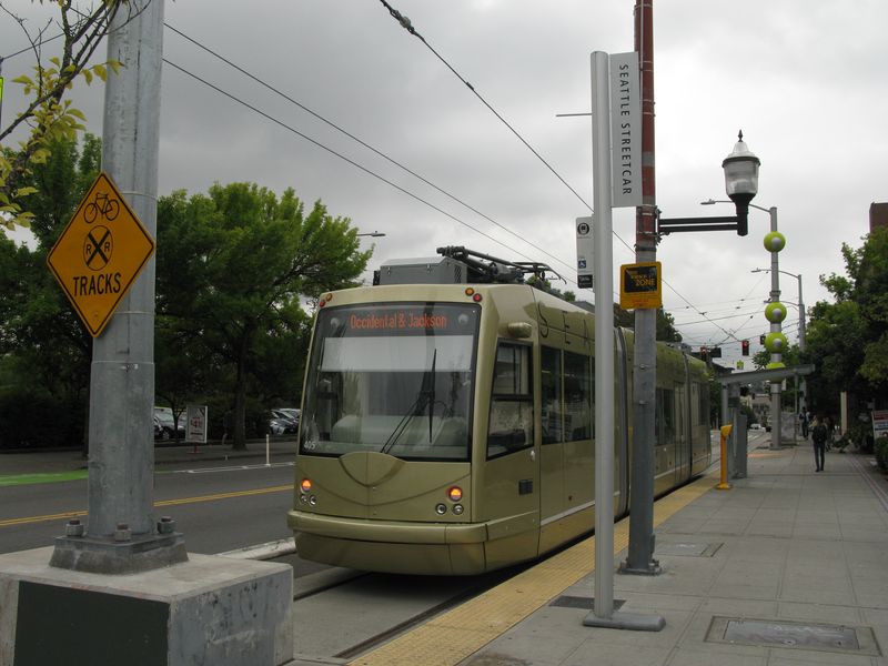 Dosavadní severní koneèná tramvajové linky First Hill poblíž rovnìž nové stanice lehkého metra „Capitol Hill“. Již v roce 2017 by mìla být trasa prodloužena dále na sever o 2 zastávky.