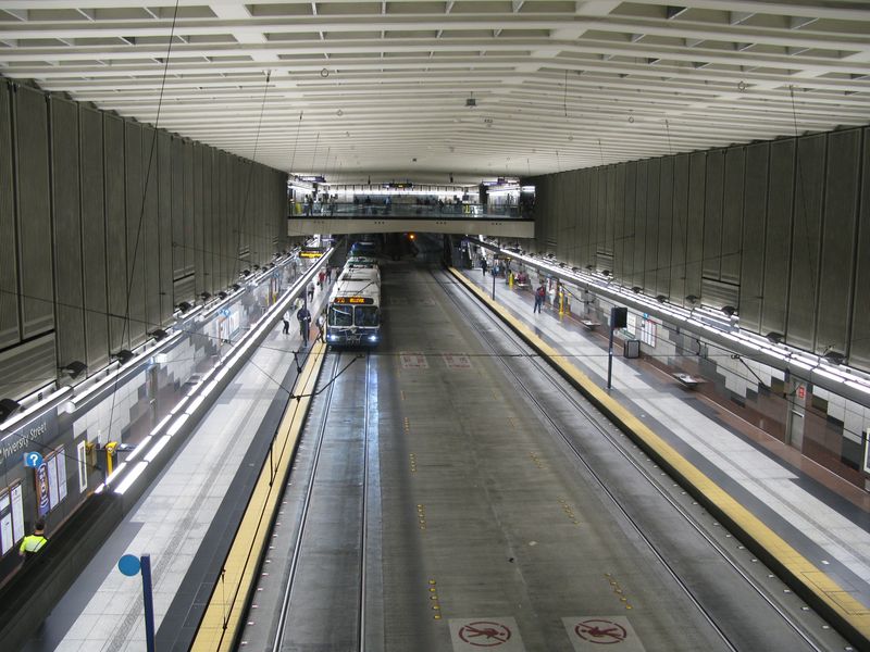 Centrální dopravní tunel pod støedem Seattlu s 5 stanicemi je využíván linkou lehkého metra a 7 autobusovými linkami, na kterých jsou pro snížení emisí provozovány hybridní autobusy. Døíve, než sem v roce 2009 zamíøily i vlaky lehkého metra, zde byly nataženy trolejbusové troleje pro provoz duálních autobusù, které mimo tunel jezdily klasicky na naftu. Dnes kvùli snížené vozovce a riziku povalení cestujících zrcátkem autobusu mají povinnì všechny autobusy speciální výstražné majáky a musí tudy jezdit pomalu.